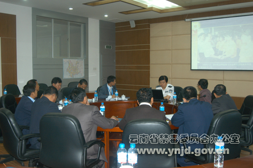 王建中向公安部首期柬埔寨高级禁毒官员研修班学员介绍云南禁毒工作