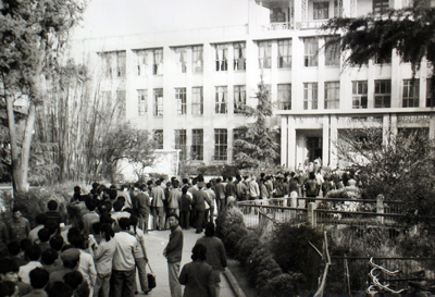 1979年 上百人排队在云南省图书馆办借书证