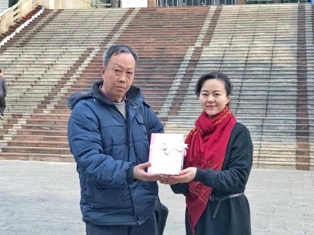 云南省图书馆向新年第一天入馆的前两位读者赠送图书
