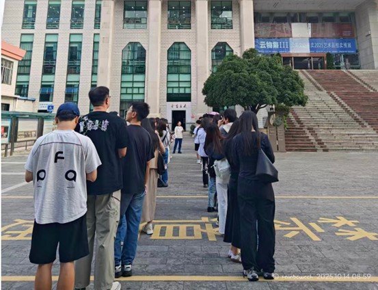 云南大学图书情报专业到云南省图书馆开展现场教学实践活动