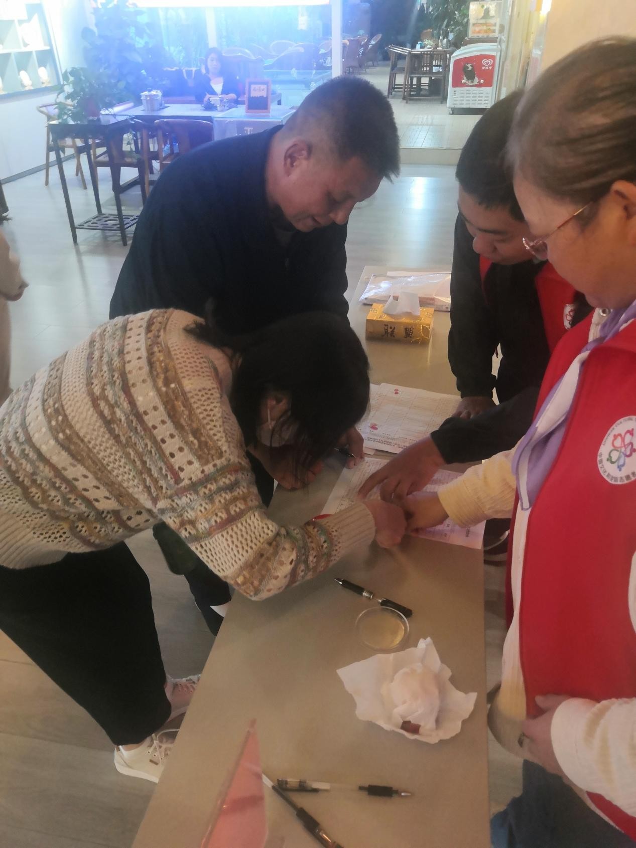 “春城暖阳”照耀盘龙 声绘光影温暖盲心——云南省图书馆文化助残活动为盘龙区残障群体架设精神桥梁