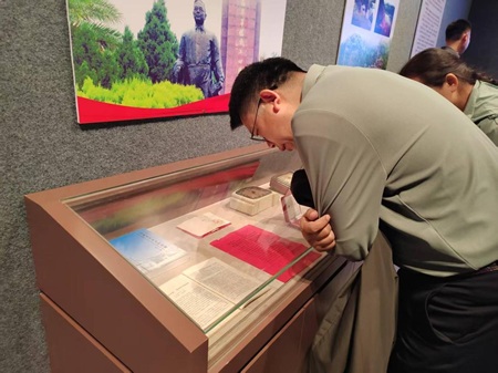 云南省图书馆第二、第三党支部联合开展“血肉铸就抗战生命线——抗战时期滇缅公路档案文献图片展”观展活动