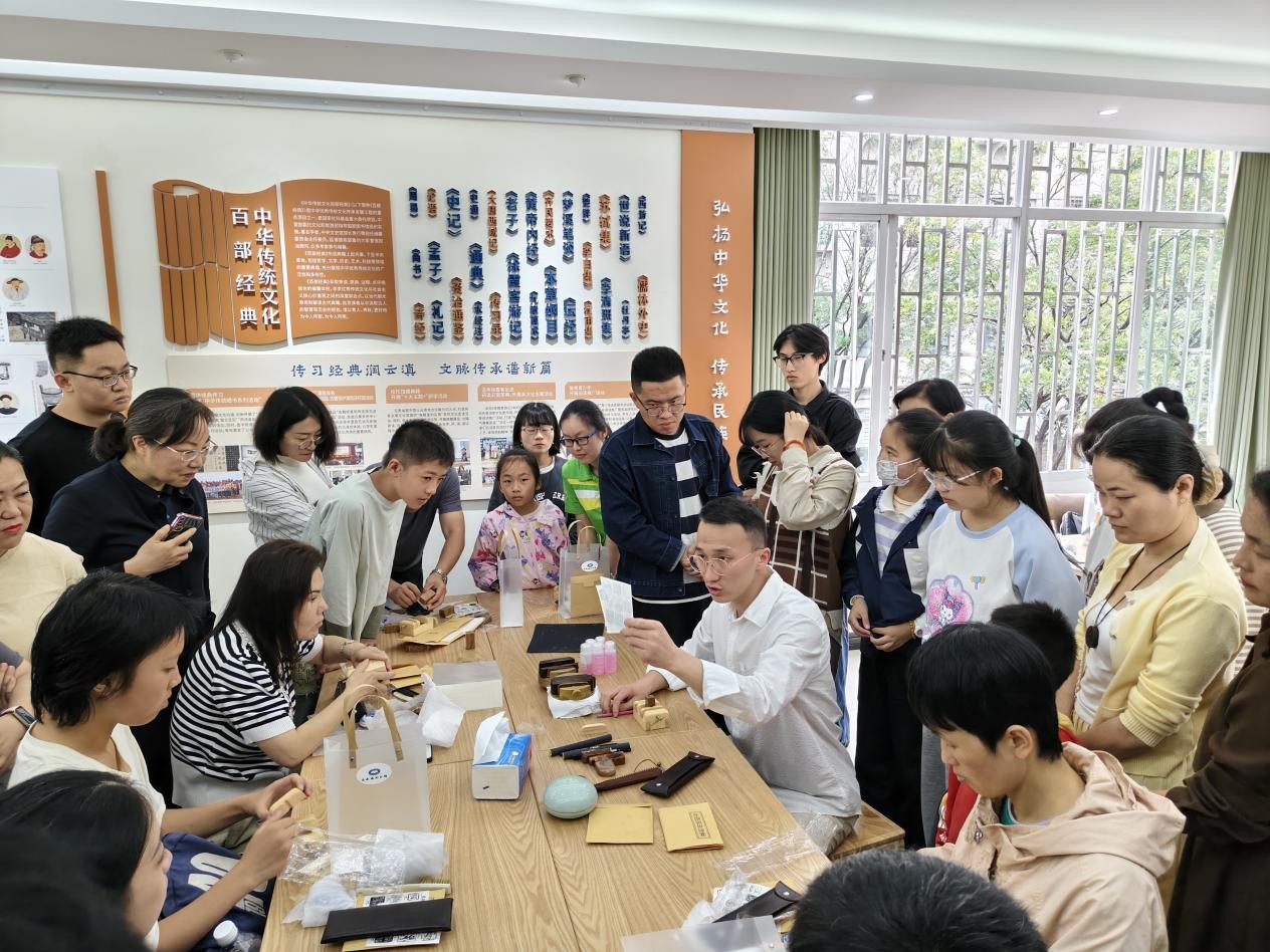 云南省图书馆举办“刻一方滇月·印满纸秋香” 中秋篆刻主题活动