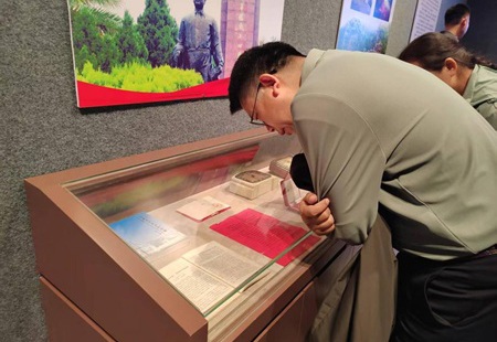 云南省图书馆第二、第三党支部联合开展“血肉铸就抗战生命线——抗战时期滇缅公路档案文献图片展”观展活动