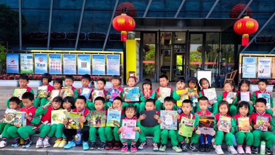萌娃化身小小图书管理员——华旭幼儿园小朋友沉浸式体验书香志愿行