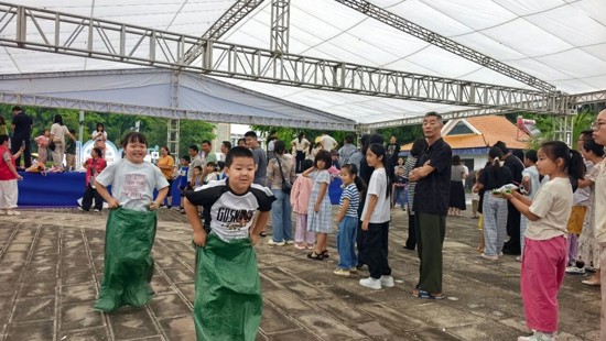 第2242期 五彩童年乐无限 书香六一润童心——德宏州少年儿童图书馆举办五彩智慧营“六一”儿童节趣味活动