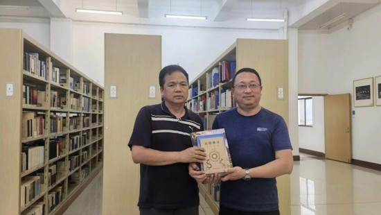 【红图动态】元阳县彝学学会向红河州图书馆捐赠地方文献         