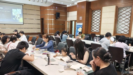 “碎纸遣词，诗意中秋”手账拼贴诗创作活动圆满举办