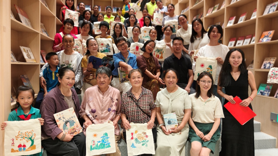 旅居图书馆专辑 | 边地秋暖，书香敬老——德宏州嘉源分馆开展重阳节主题读书活动